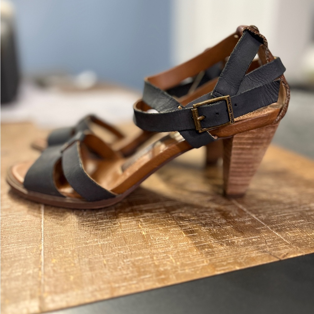 Elegant Calvin Klein Jeans dark grey Strappy Heeled Sandals